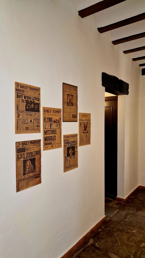 Pared con periódicos antiguos de inspiración mágica