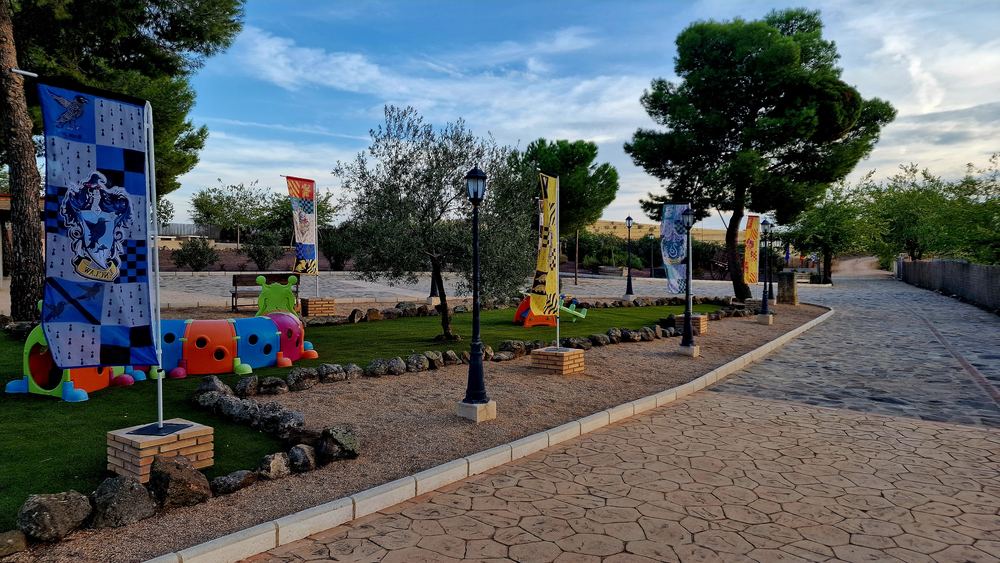 Jardín con zona de juegos y estandartes de colores